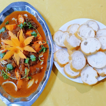 Bò nấu tiêu + bánh mì 